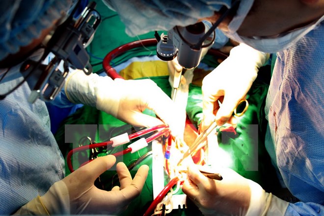 Bé gái 7 tuổi bị kính cắt đứt toàn bộ mạch máu cánh tay - 1