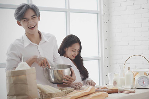 Bộ ảnh mới của cặp anh trai em gái Việt gây tranh cãi - 1
