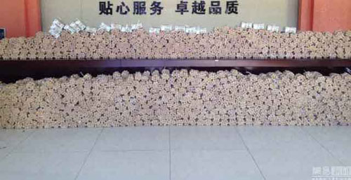 TQ: Vác 4 tấn tiền xu đi mua ô tô - 1