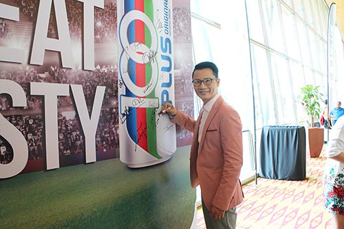 Hoàng Bách gặp gỡ Vua bóng đá Pele ở Malaysia - 2