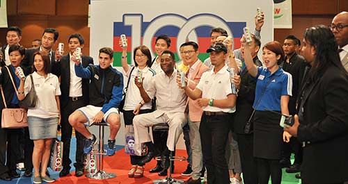 Hoàng Bách gặp gỡ Vua bóng đá Pele ở Malaysia - 7