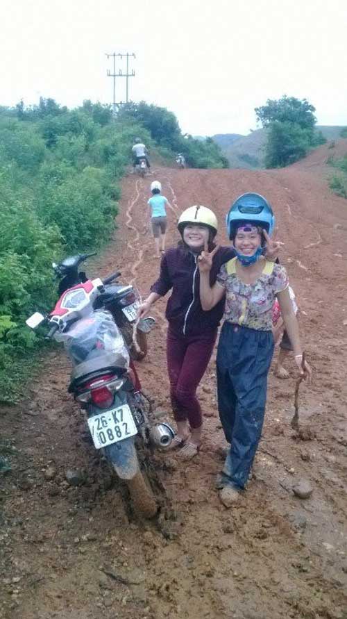 Trời mưa, đường trơn vẫn quyết không bỏ trường - 3