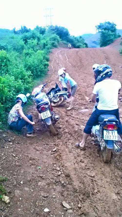 Trời mưa, đường trơn vẫn quyết không bỏ trường - 1