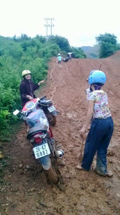 Trời mưa, đường trơn vẫn quyết không bỏ trường - 2