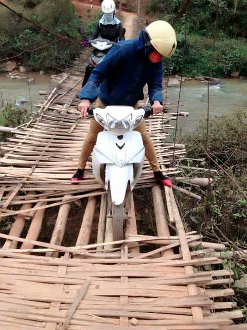 Trời mưa, đường trơn vẫn quyết không bỏ trường - 4