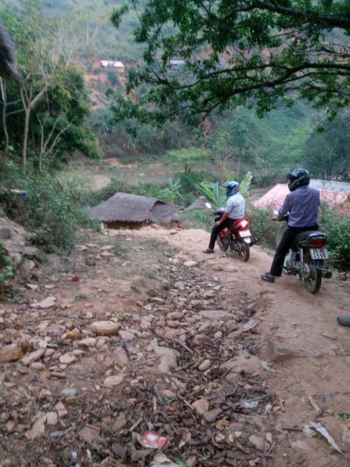 Trời mưa, đường trơn vẫn quyết không bỏ trường - 7