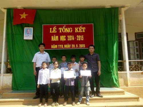 Trời mưa, đường trơn vẫn quyết không bỏ trường - 11
