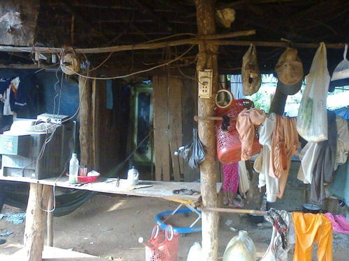 Cô giáo kêu gọi ủng hộ đồ dùng cho học sinh nghèo - 1