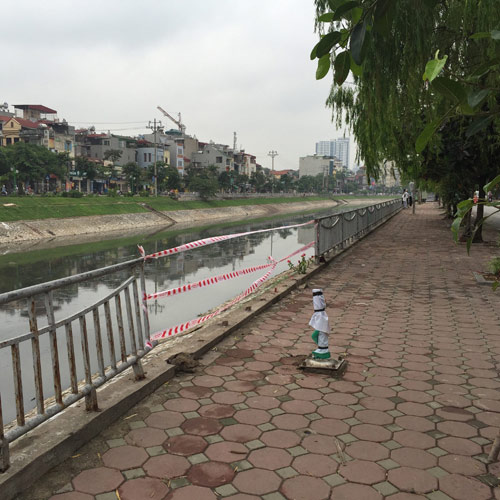 Hà Nội: Ô tô lao xuống sông Tô Lịch, tài xế tử vong - 3