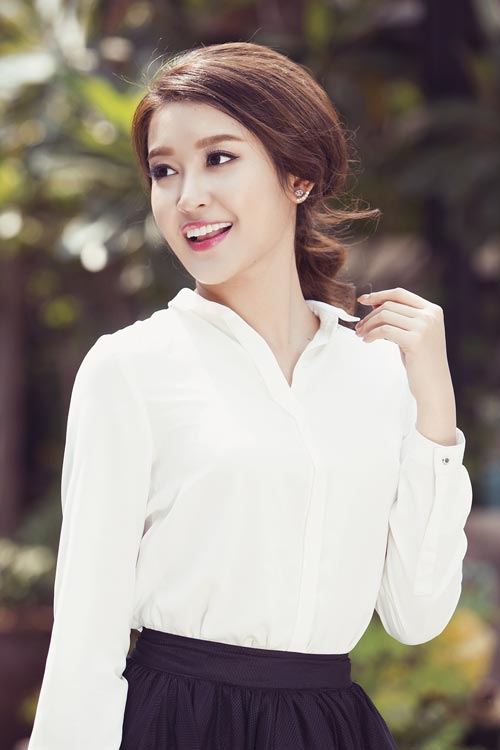 Á hậu Huyền My dịu dàng dạo phố - 1