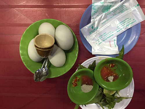 Quán trứng vịt lộn đón khách bằng xe hơi sang chảnh nhất Sài Gòn - 4