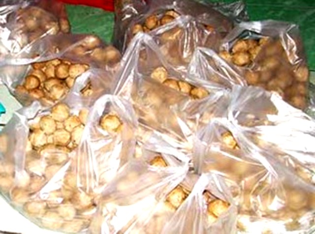 Kinh hoàng bò viên vàng ươm làm từ thịt heo thối - 2