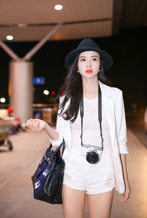 Vũ Ngọc Anh đẹp rạng ngời ở sân bay - 6