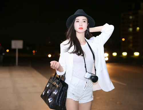 Vũ Ngọc Anh đẹp rạng ngời ở sân bay - 8