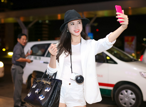 Vũ Ngọc Anh đẹp rạng ngời ở sân bay - 5