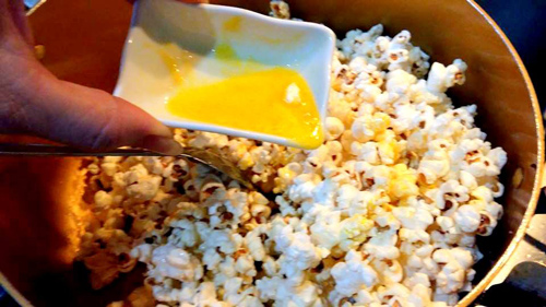 Tự làm bắp rang bơ giòn rụm thơm lừng cho bé - 4