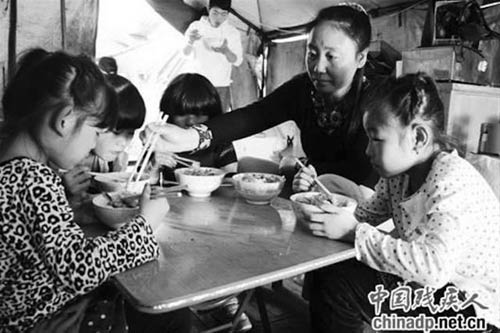 TQ: Nuôi 75 trẻ mồ côi, nữ tỉ phú khánh kiệt - 2