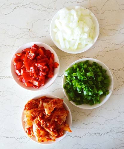 Cơm rang thịt bò, kim chi đầy hấp dẫn - 2