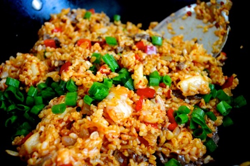 Cơm rang thịt bò, kim chi đầy hấp dẫn - 6