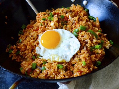 Cơm rang thịt bò, kim chi đầy hấp dẫn - 7