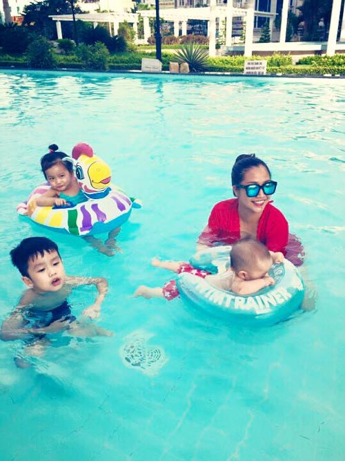 Ốc Thanh Vân đùa nghịch cùng 3 con trong bể bơi - 1