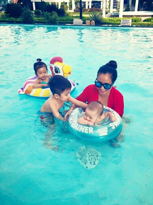 Ốc Thanh Vân đùa nghịch cùng 3 con trong bể bơi - 2