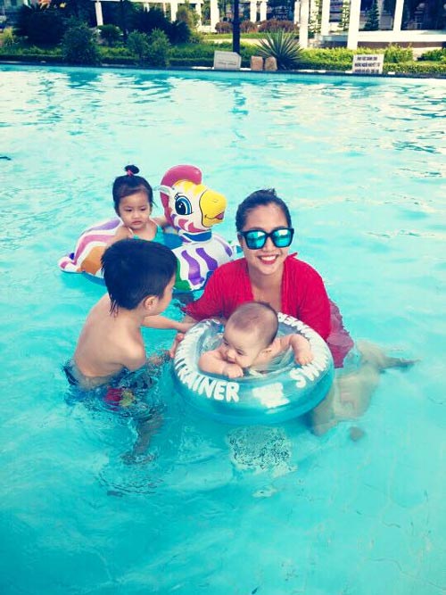 Ốc Thanh Vân đùa nghịch cùng 3 con trong bể bơi - 3