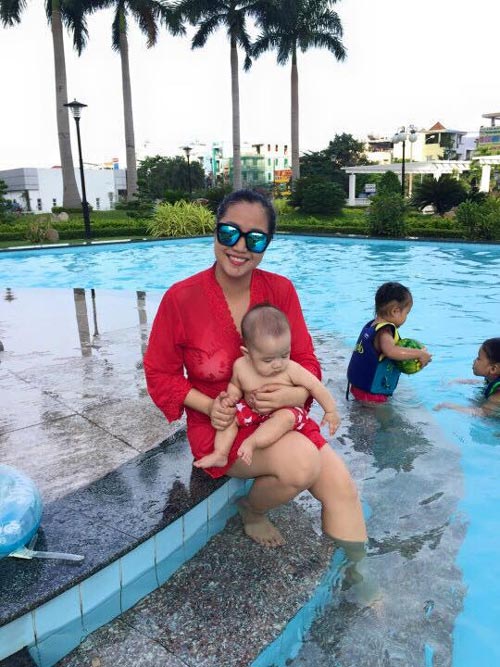 Ốc Thanh Vân đùa nghịch cùng 3 con trong bể bơi - 4