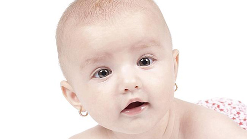 Bấm lỗ tai cho trẻ sơ sinh là đối xử tàn ác với con - 1