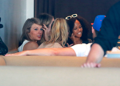 Taylor Swift và bạn trai vui vẻ tiệc tùng bên bạn bè - 3