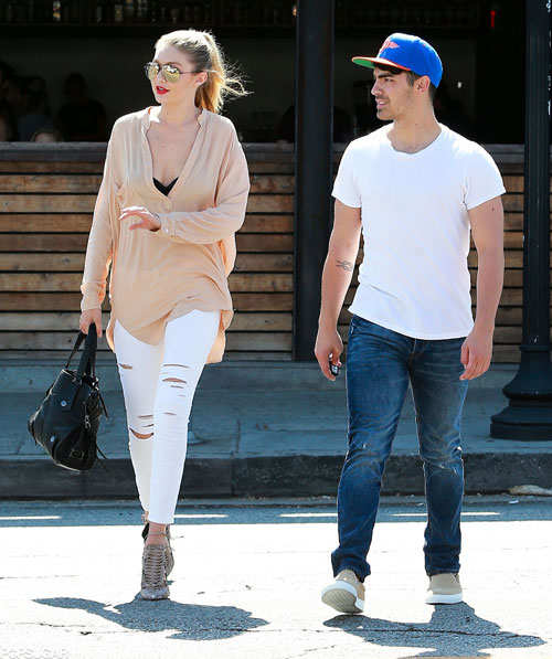 Taylor Swift và bạn trai vui vẻ tiệc tùng bên bạn bè - 7