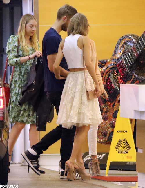 Taylor Swift và bạn trai vui vẻ tiệc tùng bên bạn bè - 2