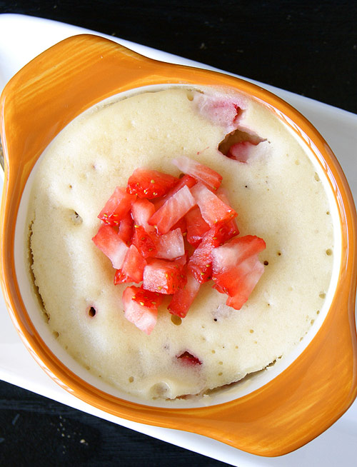 Chỉ 2 phút nướng bánh dâu tây bằng lò vi sóng - 7