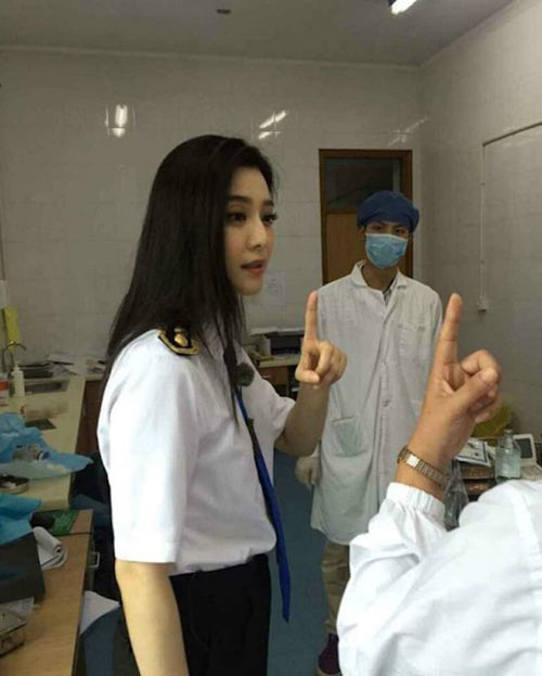 Bé 5 tuổi bị tai nạn được phạm băng băng cứu sống - 3