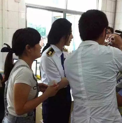Bé 5 tuổi bị tai nạn được phạm băng băng cứu sống - 4