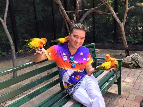 Đàm Vĩnh Hưng khiến fan thích thú với thời trang quot;lòe loẹtquot; - 2