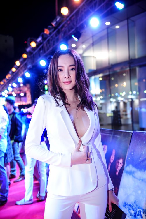 Angela Phương Trinh quay lại với phong cách gợi cảm - 8