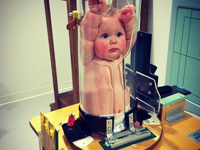 Thực hư ảnh bất thường em bé nhốt trong ống nghiệm