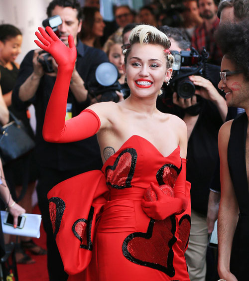 Miley Cyrus tự tin khoe lông nách rậm rạp trên thảm đỏ - 1
