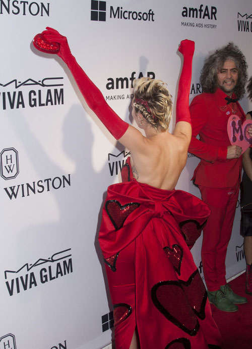 Miley Cyrus tự tin khoe lông nách rậm rạp trên thảm đỏ - 3