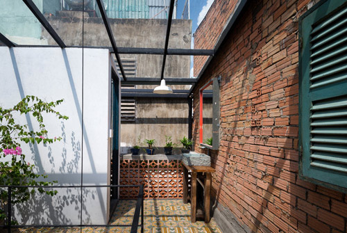 Nhà trăm cửa sổ nổi bật giữa không gian Quận 3 - 14