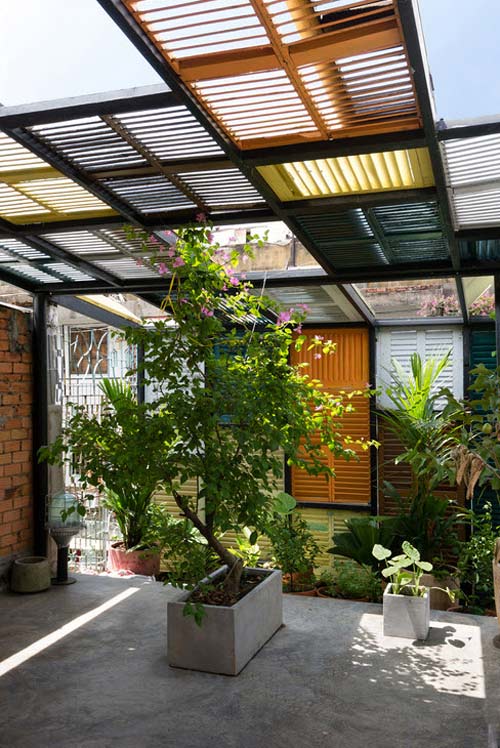 Nhà trăm cửa sổ nổi bật giữa không gian Quận 3 - 12