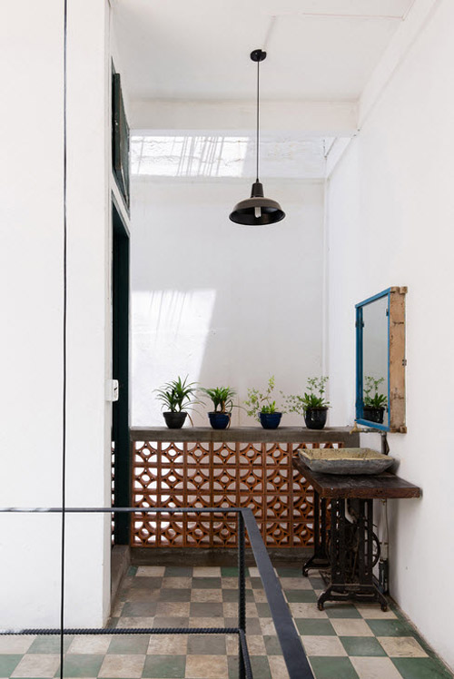 Nhà trăm cửa sổ nổi bật giữa không gian Quận 3 - 13