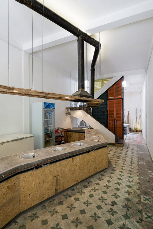 Nhà trăm cửa sổ nổi bật giữa không gian Quận 3 - 5