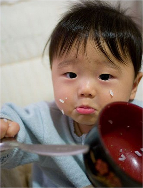 Mẹo hay dạy bé biết xúc thìa nhanh chóng - 1