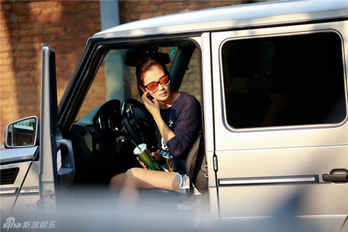 quot;A Châuquot; Lưu Đào một mình lái xế tiền tỷ đi mua sắm - 3