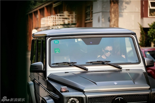 quot;A Châuquot; Lưu Đào một mình lái xế tiền tỷ đi mua sắm - 1