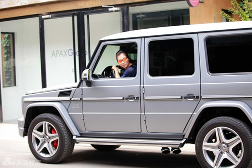 quot;A Châuquot; Lưu Đào một mình lái xế tiền tỷ đi mua sắm - 2