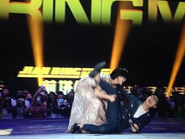 quot;A Châuquot; Lưu Đào một mình lái xế tiền tỷ đi mua sắm - 10