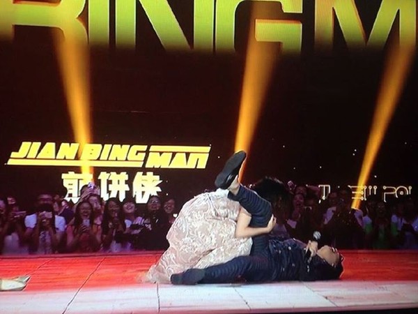 quot;A Châuquot; Lưu Đào một mình lái xế tiền tỷ đi mua sắm - 11